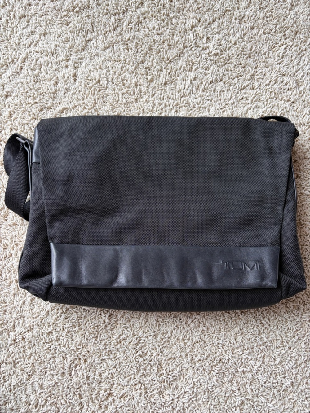 Tumi Messenger Bag Alpha Style Ballistic Nylon Leather Magnetic Flap Travel Work